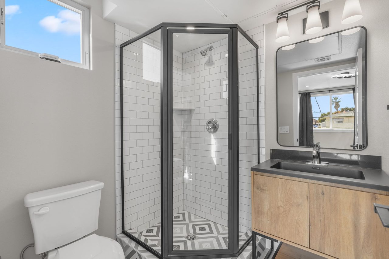  #1828: Boyle Heights - Queen Bedroom B W/ Private Bathroom  -  #1828: Boyle Heights  - Gallery -  4