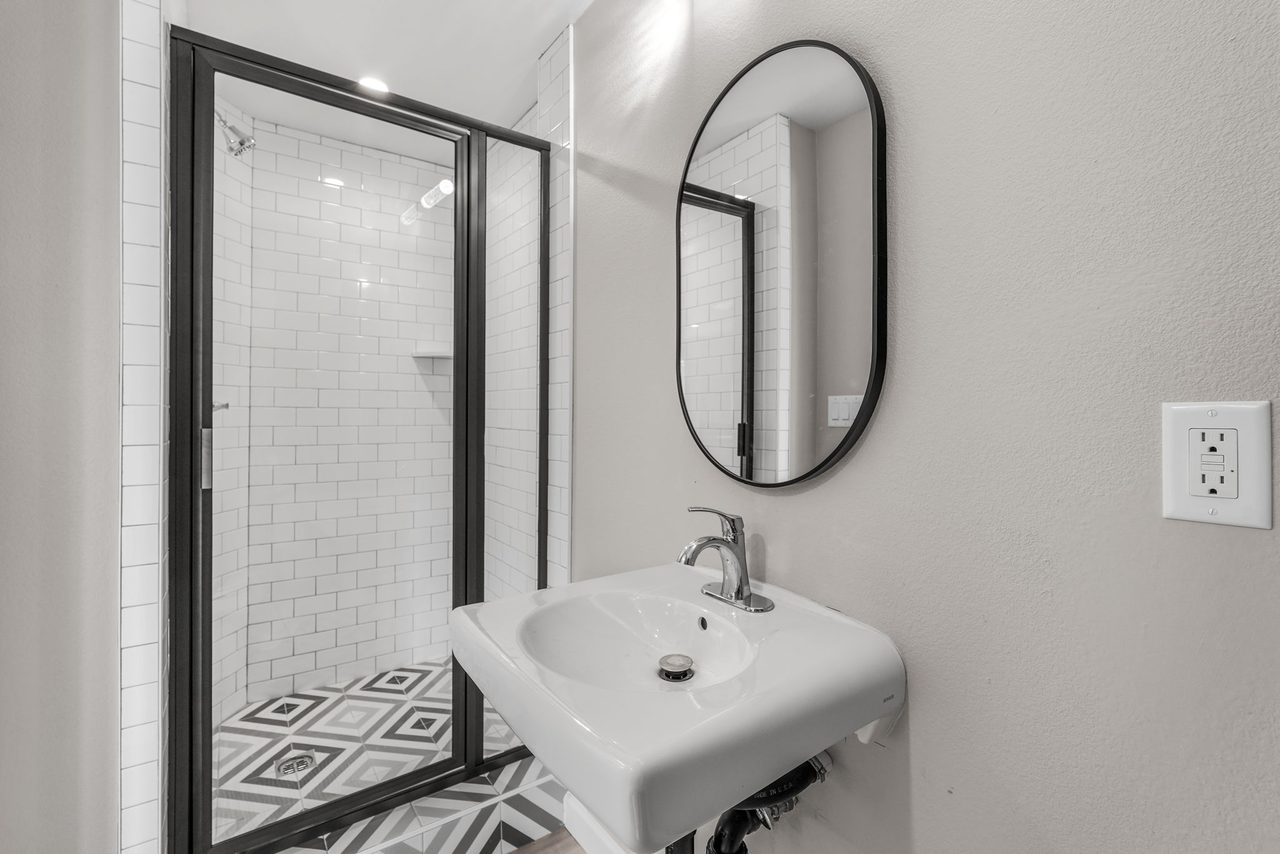 #1828: Boyle Heights - Queen Bedroom C W/ Private Bathroom - #1828: Boyle Heights - Gallery - 2