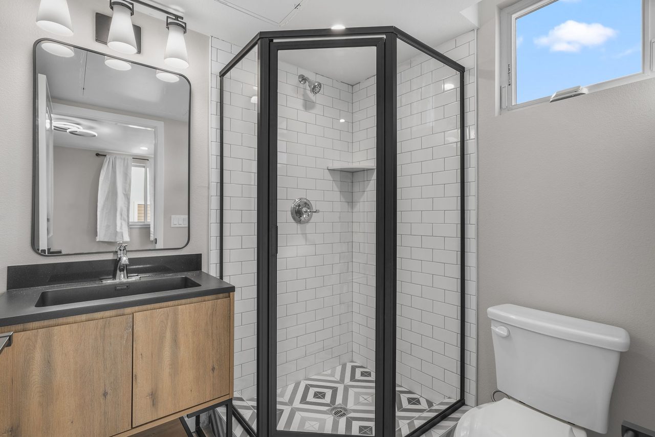 #1828: Boyle Heights - Queen Bedroom C W/ Private Bathroom - #1828: Boyle Heights - Gallery - 8