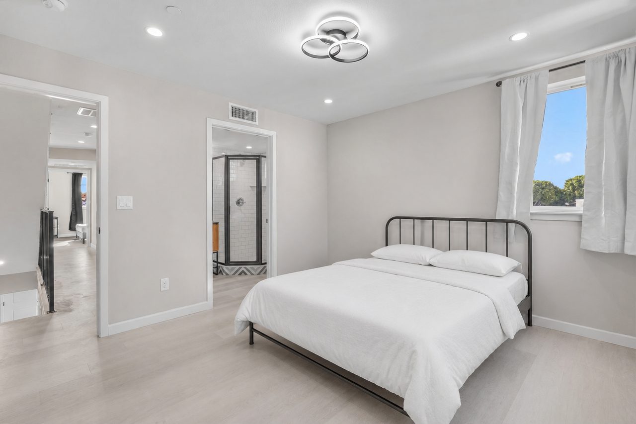 #1828: Boyle Heights - Queen Bedroom C W/ Private Bathroom - 11