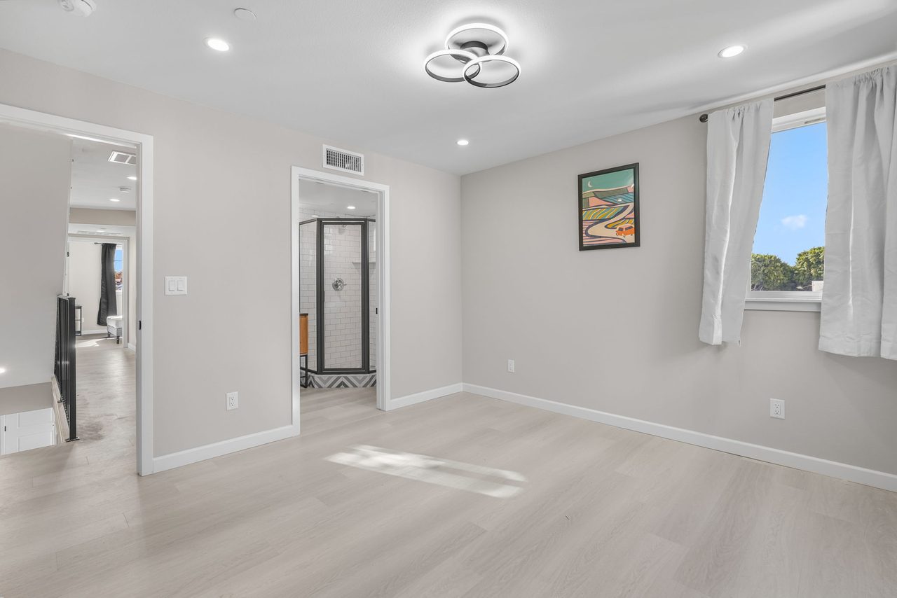  #1828: Boyle Heights - Queen Bedroom C W/ Private Bathroom  -  #1828: Boyle Heights  - Gallery -  7