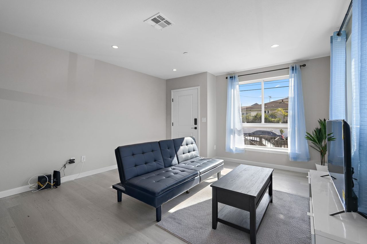 #1828: Boyle Heights - Queen Bedroom A - #1828: Boyle Heights - Gallery - 5