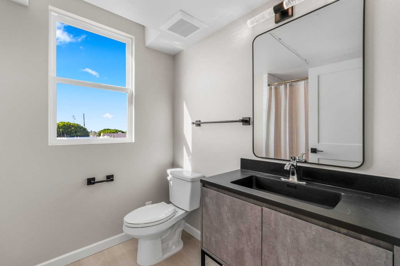  #1828: Boyle Heights - Queen Bedroom D W/ Private Bathroom  -  #1828: Boyle Heights  - Gallery -  6