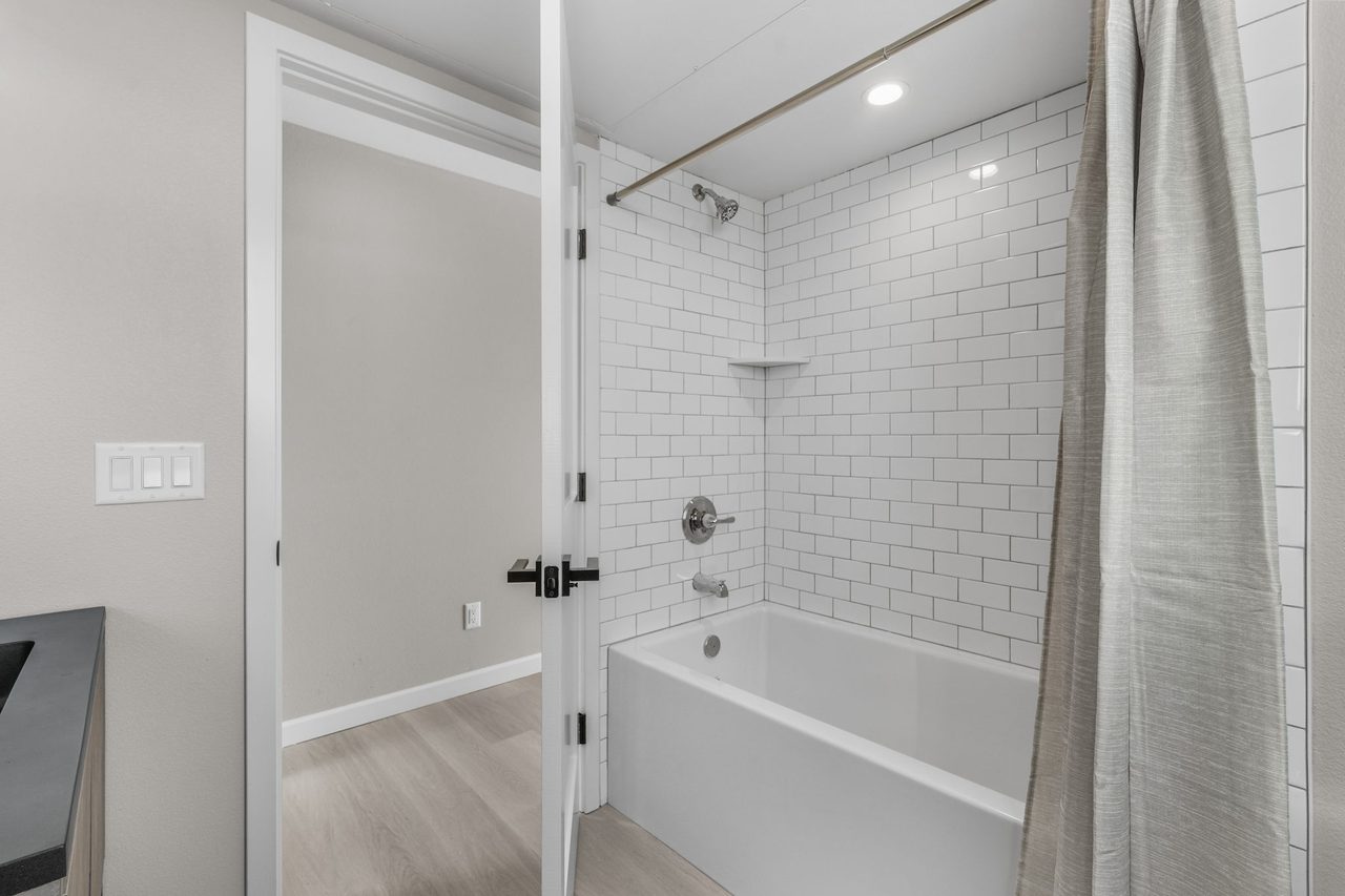  #1828: Boyle Heights - Queen Bedroom D W/ Private Bathroom  -  #1828: Boyle Heights  - Gallery -  7