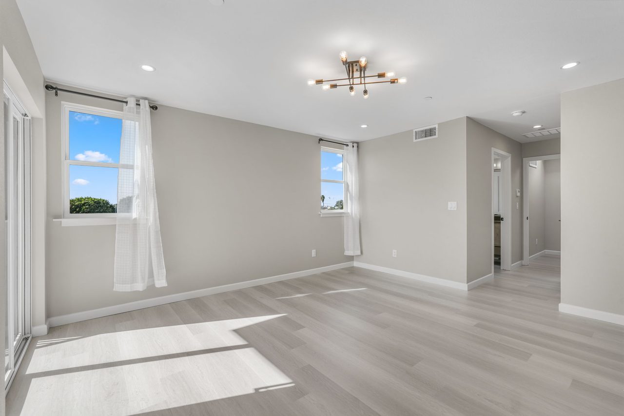  #1828: Boyle Heights - Queen Bedroom D W/ Private Bathroom  -  #1828: Boyle Heights  - Gallery -  3