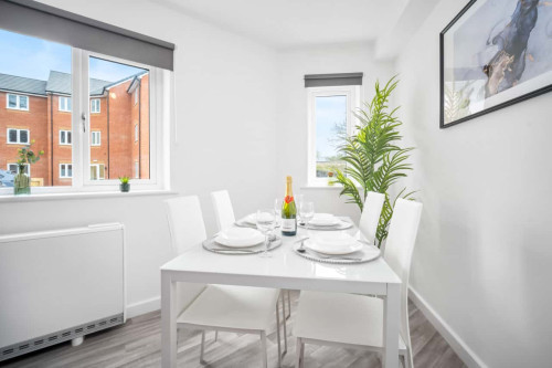 Luxury 2 Bed Apartment - Parking - Smart TV - WIFI - Gallery - 7