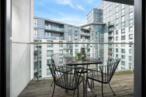 Luxe Apartment - 2 Bedrooms - Central - Balcony