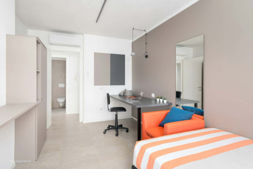 Room in Via Venezia, Trento for 48 m² with 2 bedrooms