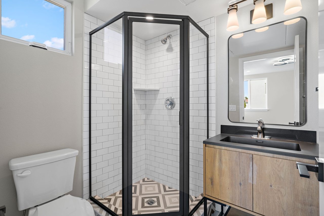 #1829: Boyle Heights - Queen Bedroom C /w Private Bathroom - 2