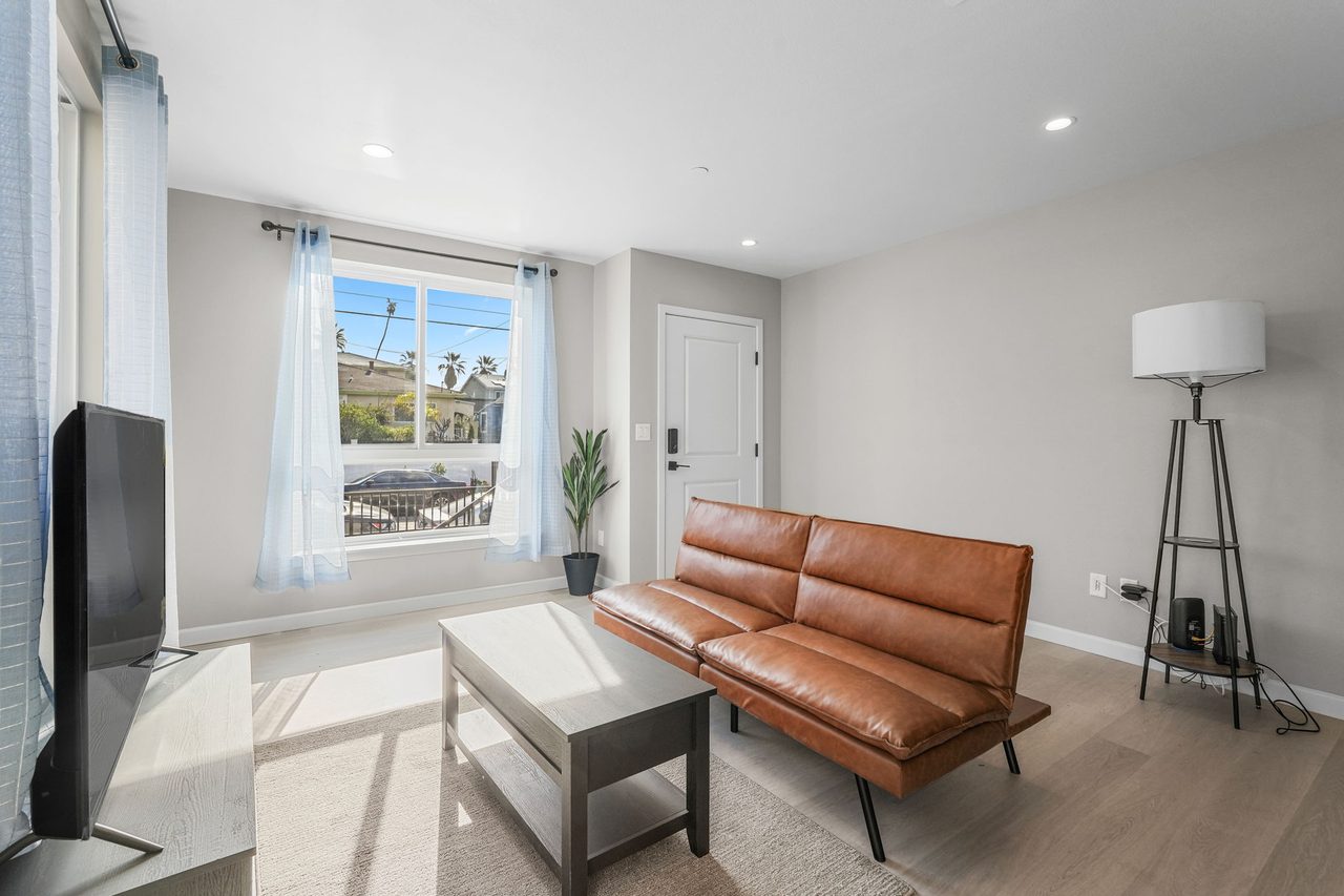  #1829: Boyle Heights - Queen Bedroom D W/ Private Bathroom  -  #1829: Boyle Heights  - Gallery -  10