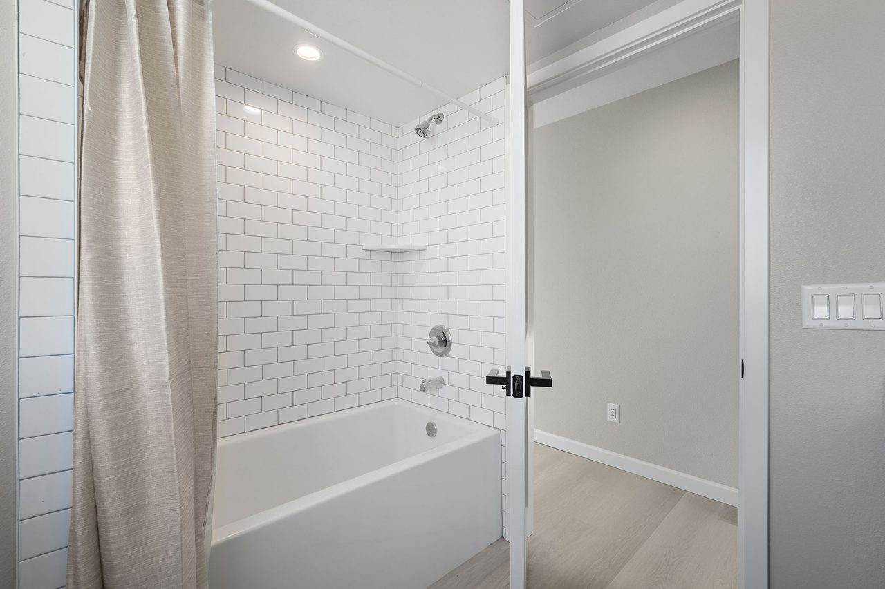  #1829: Boyle Heights - Queen Bedroom D W/ Private Bathroom  -  #1829: Boyle Heights  - Gallery -  11