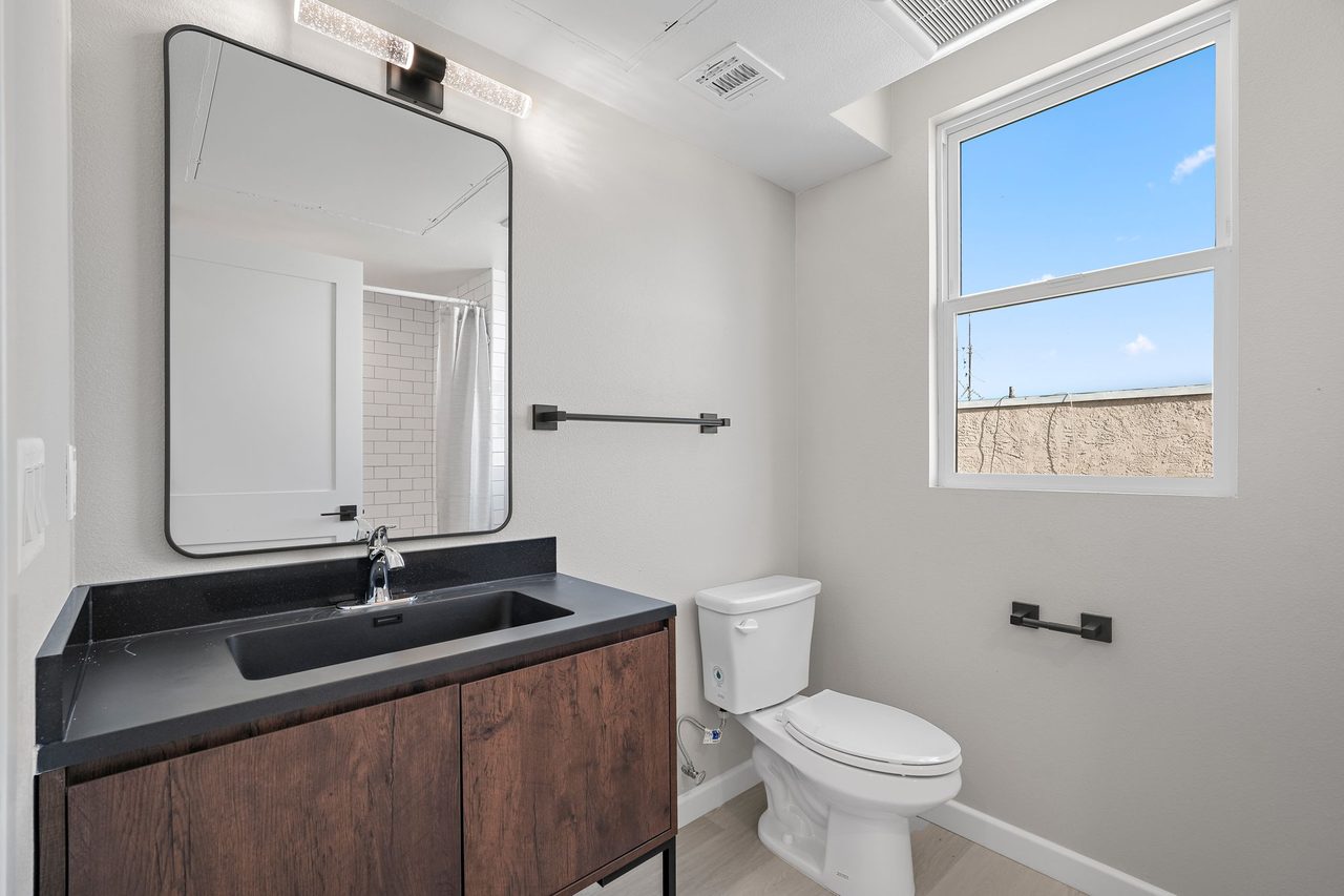  #1829: Boyle Heights - Queen Bedroom D W/ Private Bathroom  -  #1829: Boyle Heights  - Gallery -  13