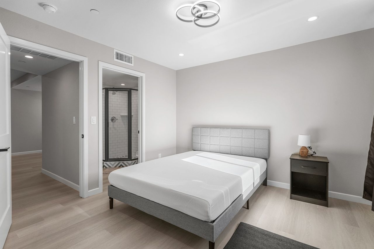 #1829: Boyle Heights - Queen Bedroom B W/ Private Bathroom - #1829: Boyle Heights - Gallery - 13