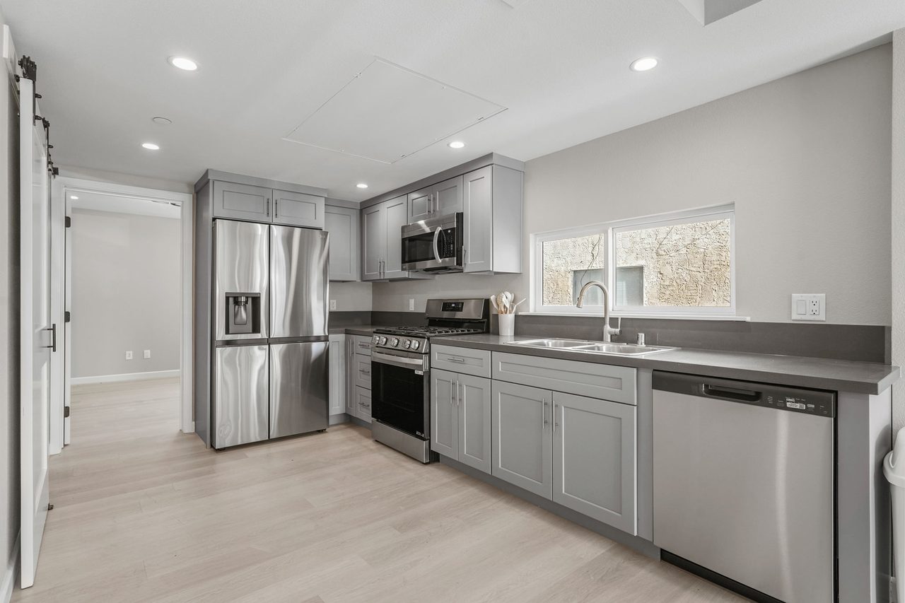  #1829: Boyle Heights - Queen Bedroom B W/ Private Bathroom  -  #1829: Boyle Heights  - Gallery -  7