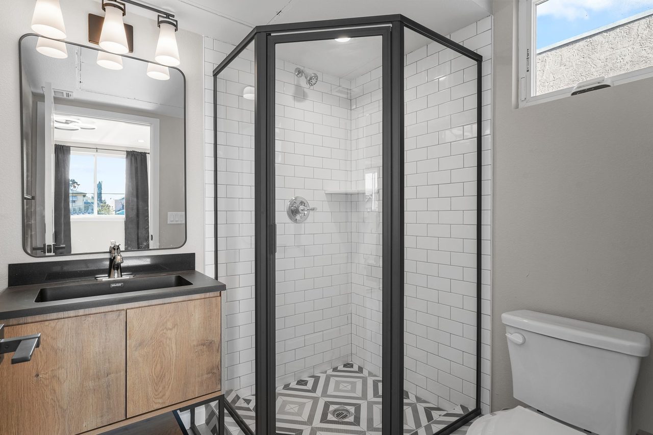 #1829: Boyle Heights - Queen Bedroom B W/ Private Bathroom - #1829: Boyle Heights - Gallery - 11