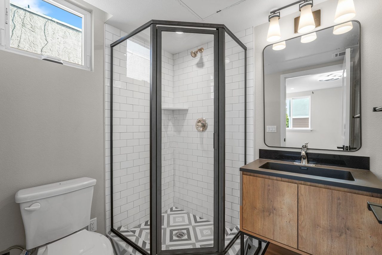  #1829: Boyle Heights - Queen Bedroom E W/ Private Bathroom  -  #1829: Boyle Heights  - Gallery -  5