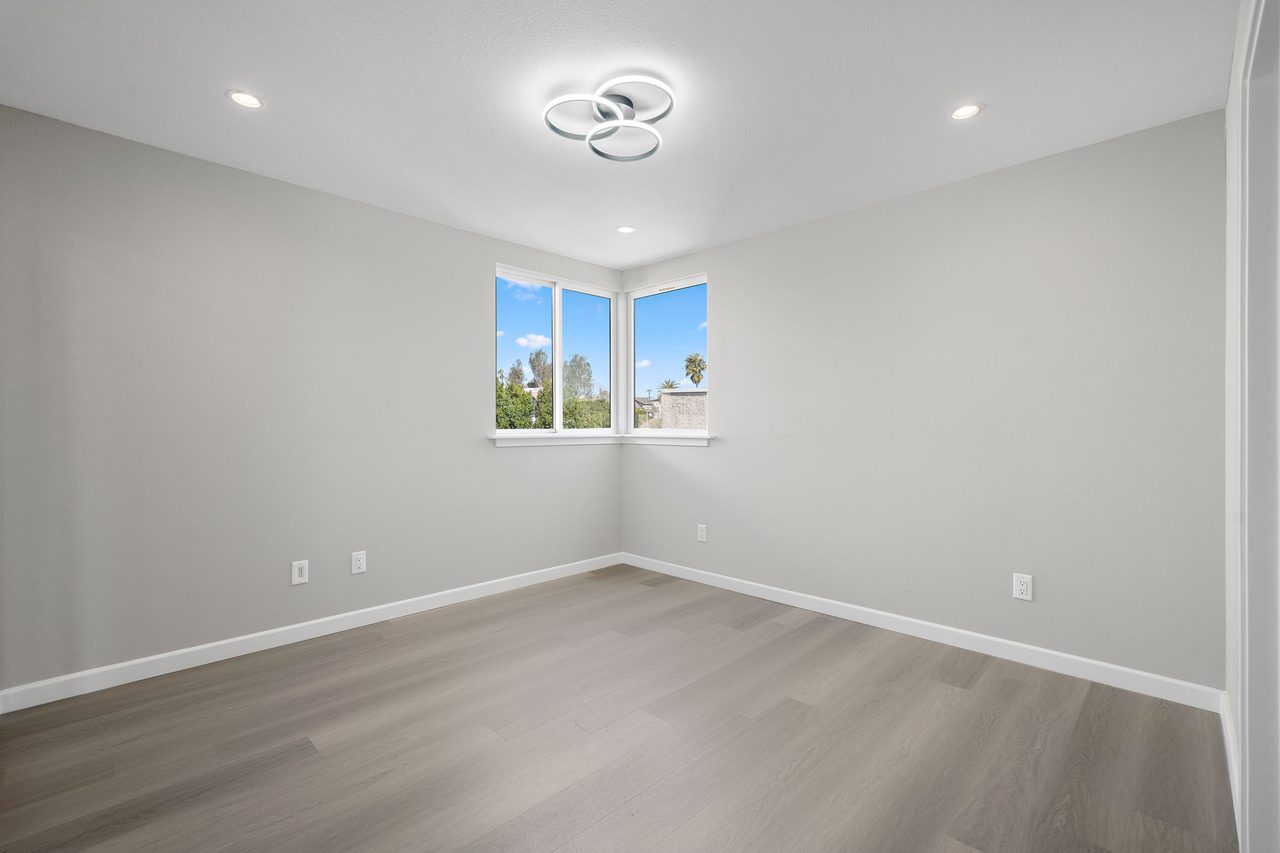  #1829: Boyle Heights - Queen Bedroom E W/ Private Bathroom  -  #1829: Boyle Heights  - Gallery -  7