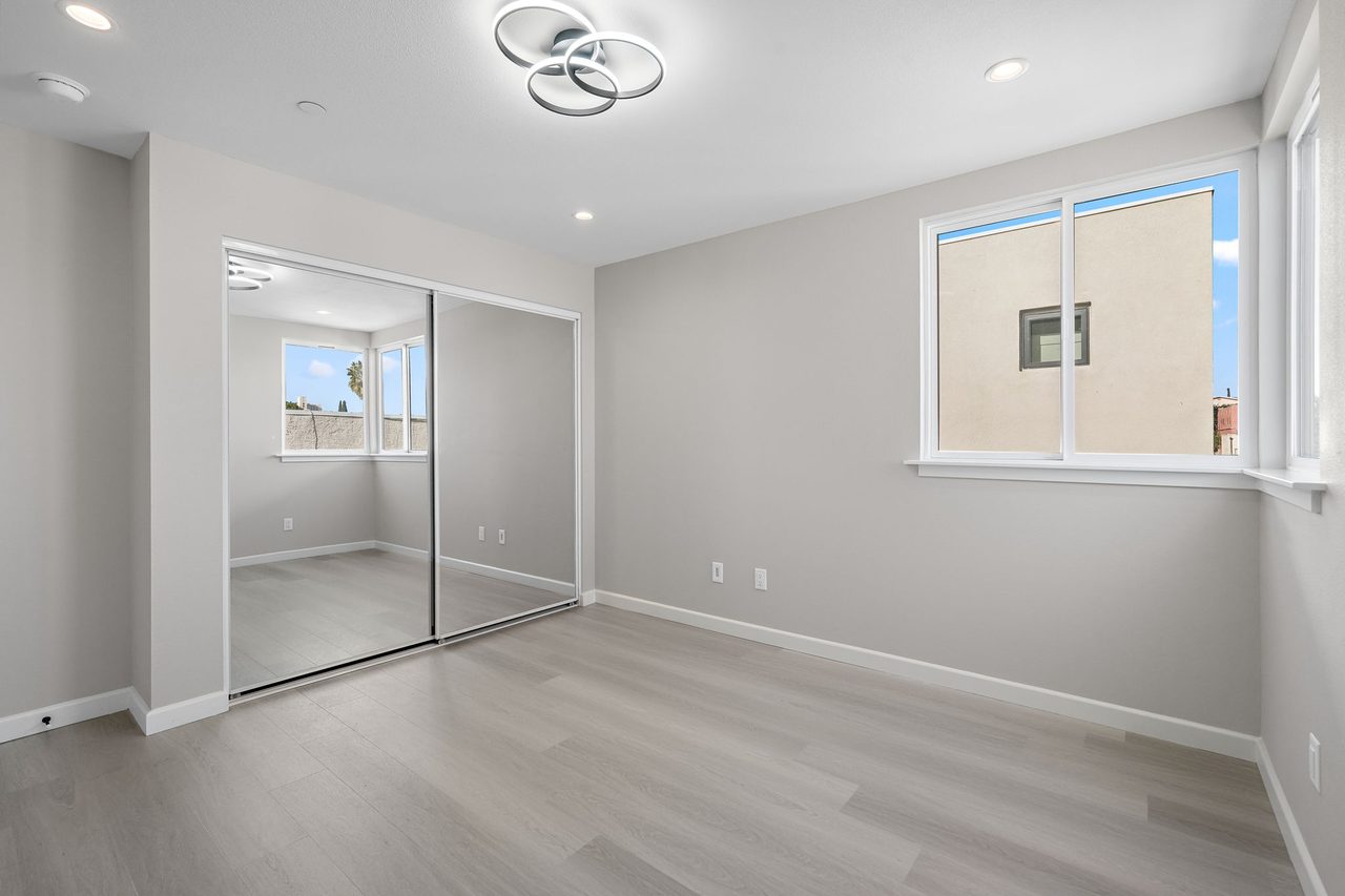  #1829: Boyle Heights - Queen Bedroom E W/ Private Bathroom  -  #1829: Boyle Heights  - Gallery -  6