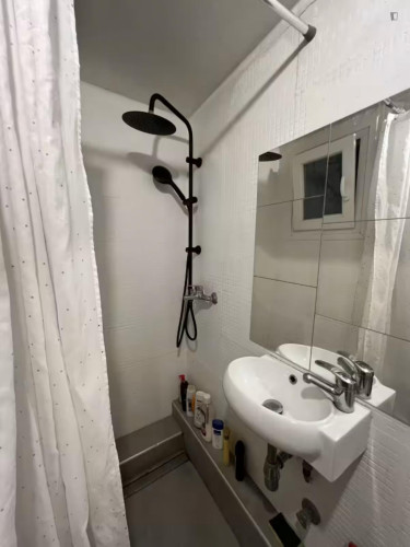 Spacious Single Bedroom with a balcony close to Holy Church of the Holy Apostles - Gallery - 11