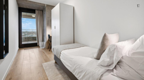Bright single bedroom in modern shared flat in the vicinity of the Brussels-North train station