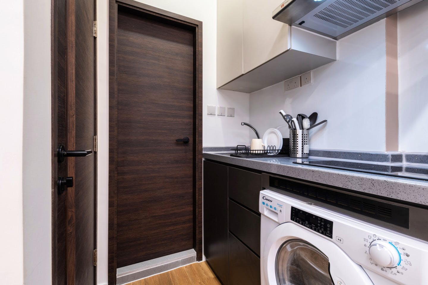  Medium Studio Apartment  -  Mid-Century Modern Coliving Oasis in Historic Tai Ping Shan Apartment  - Gallery -  8