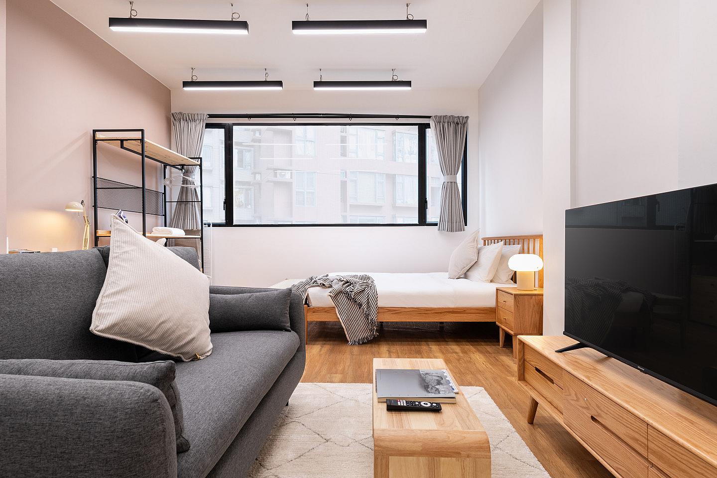  Medium Studio Apartment  -  Mid-Century Modern Coliving Oasis in Historic Tai Ping Shan Apartment  - Gallery -  22