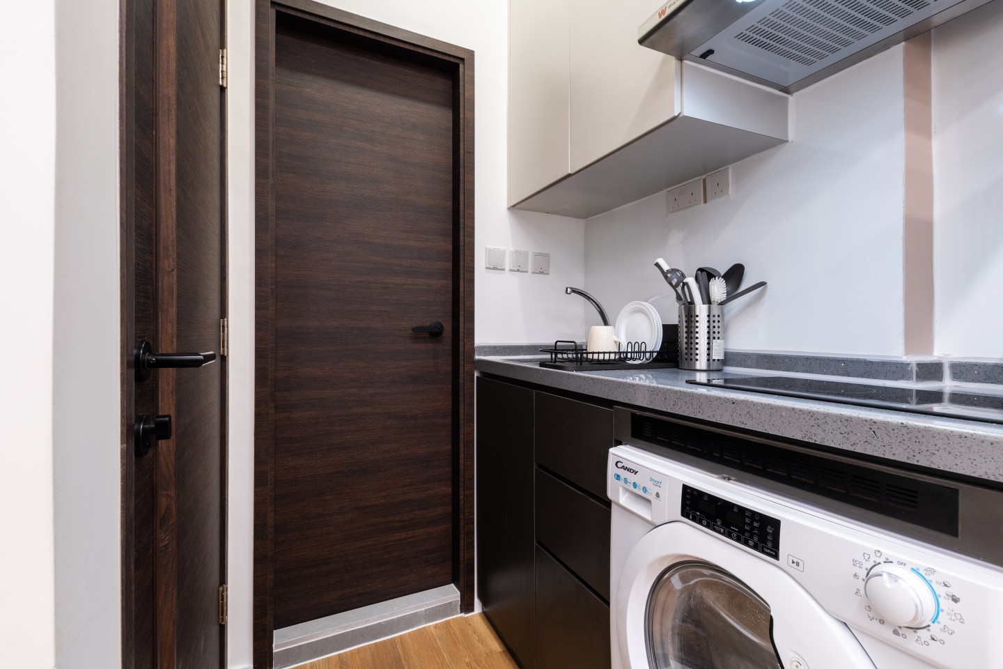  Medium Studio Apartment  -  Mid-Century Modern Coliving Oasis in Historic Tai Ping Shan Apartment  - Gallery -  17