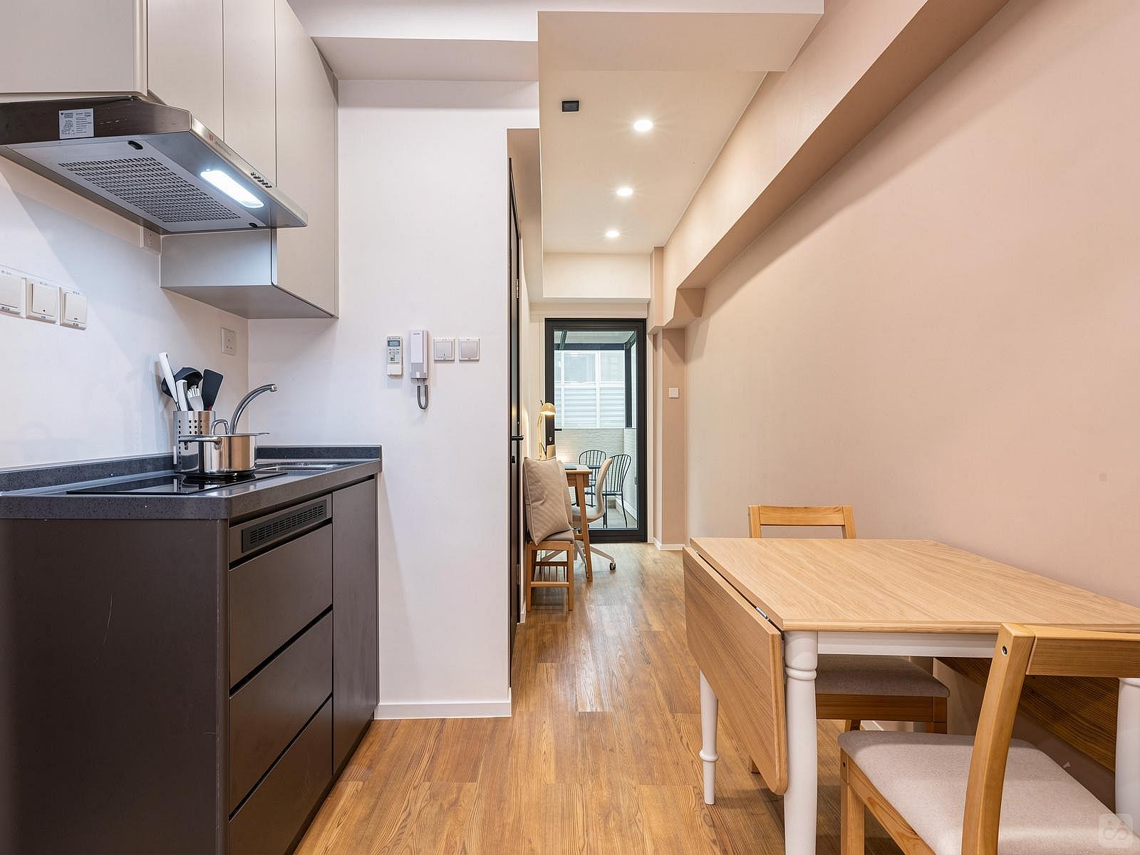  Extra Large Studio Apartment With Private Balcony  -  Mid-Century Modern Coliving Oasis in Historic Tai Ping Shan Apartment  - Gallery -  51