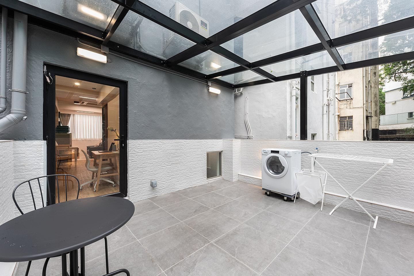  Extra Large Studio Apartment With Private Balcony  -  Mid-Century Modern Coliving Oasis in Historic Tai Ping Shan Apartment  - Gallery -  36