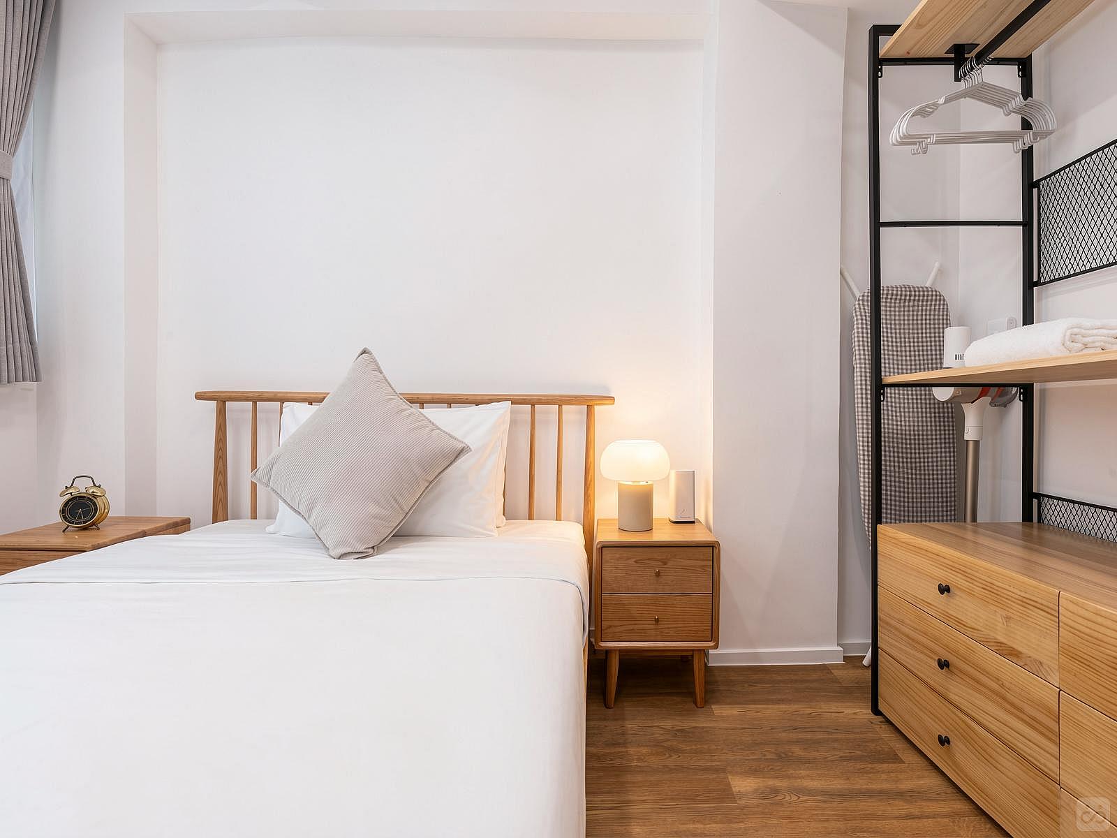  Extra Large Studio Apartment With Private Balcony  -  Mid-Century Modern Coliving Oasis in Historic Tai Ping Shan Apartment  - Gallery -  47