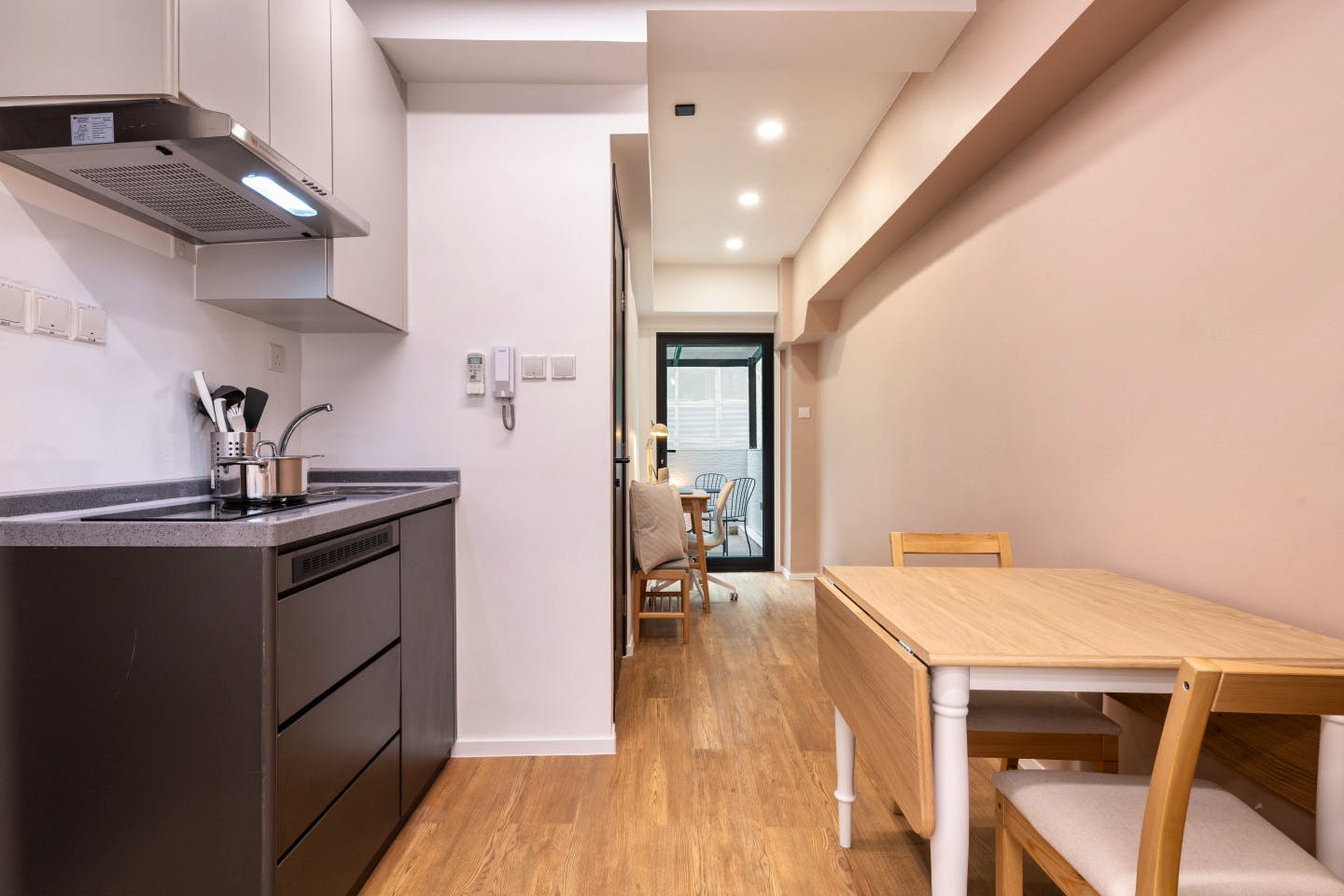  Extra Large Studio Apartment With Private Balcony  -  Mid-Century Modern Coliving Oasis in Historic Tai Ping Shan Apartment  - Gallery -  6