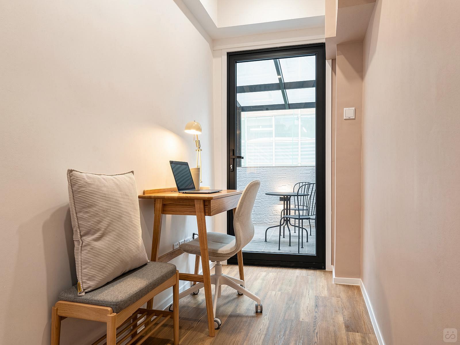  Extra Large Studio Apartment With Private Balcony  -  Mid-Century Modern Coliving Oasis in Historic Tai Ping Shan Apartment  - Gallery -  52