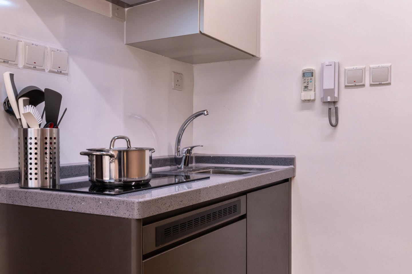  Extra Large Studio Apartment With Private Balcony  -  Mid-Century Modern Coliving Oasis in Historic Tai Ping Shan Apartment  - Gallery -  5