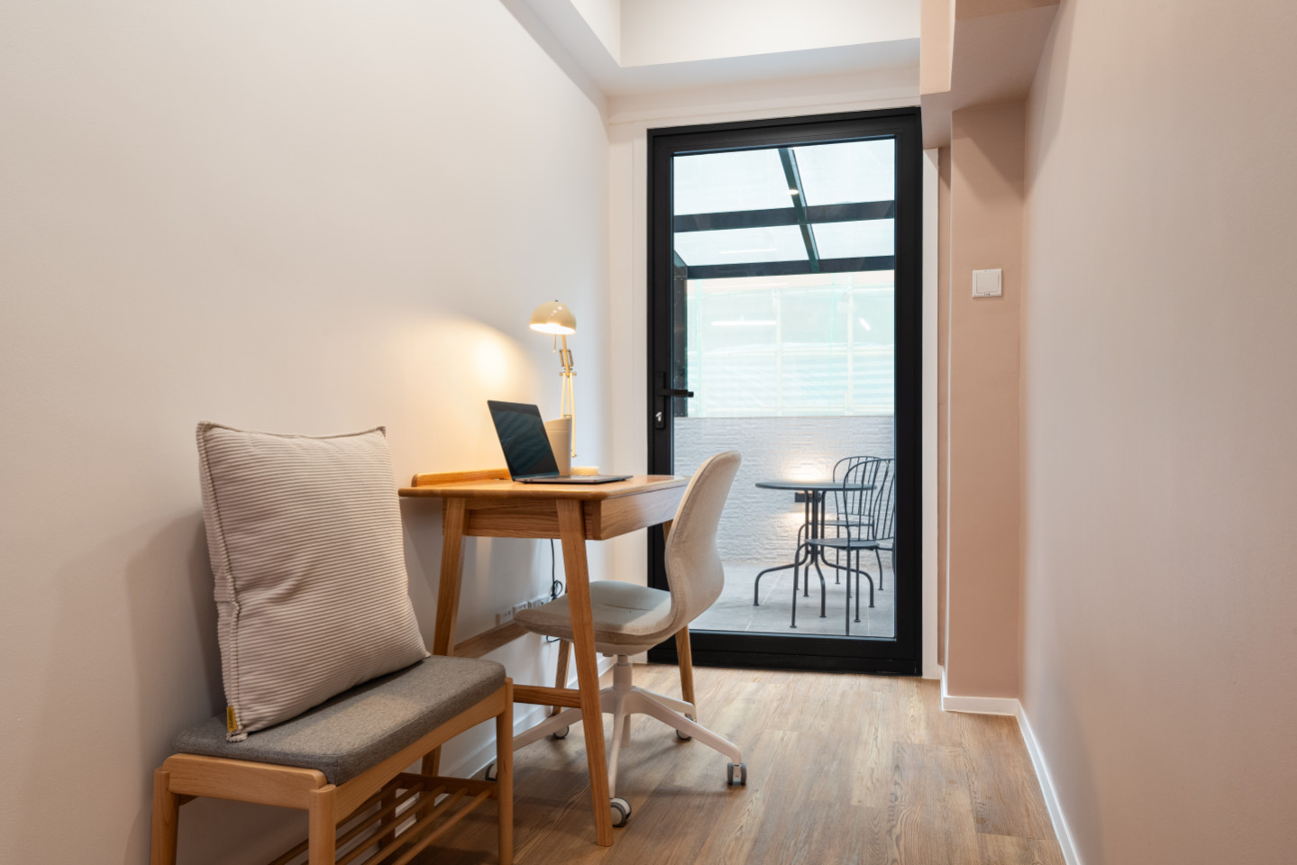  Extra Large Studio Apartment With Private Balcony  -  Mid-Century Modern Coliving Oasis in Historic Tai Ping Shan Apartment  - Gallery -  16