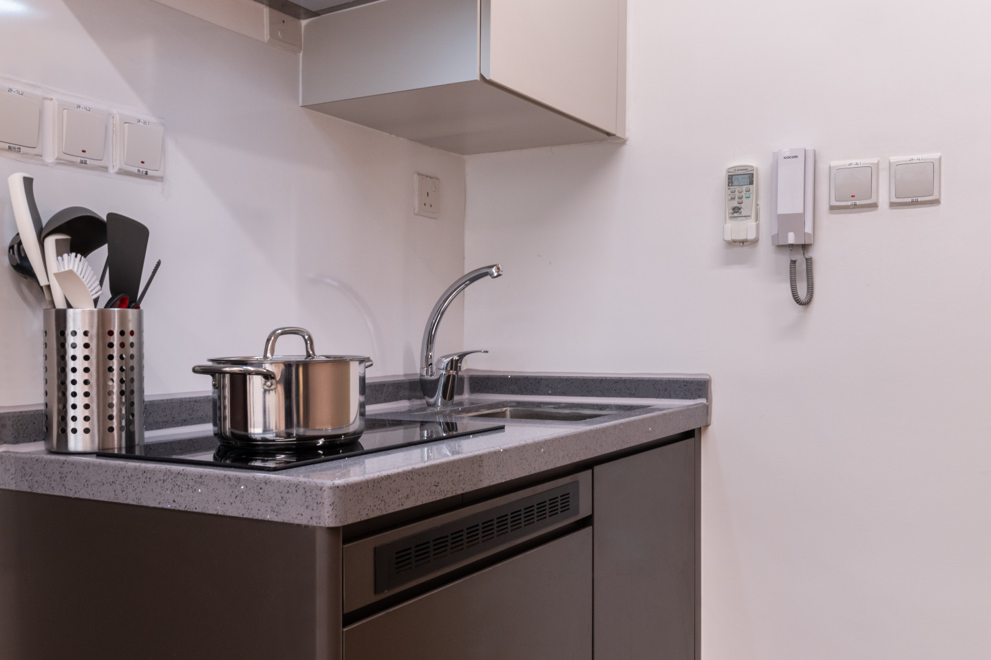  Extra Large Studio Apartment With Private Balcony  -  Mid-Century Modern Coliving Oasis in Historic Tai Ping Shan Apartment  - Gallery -  14