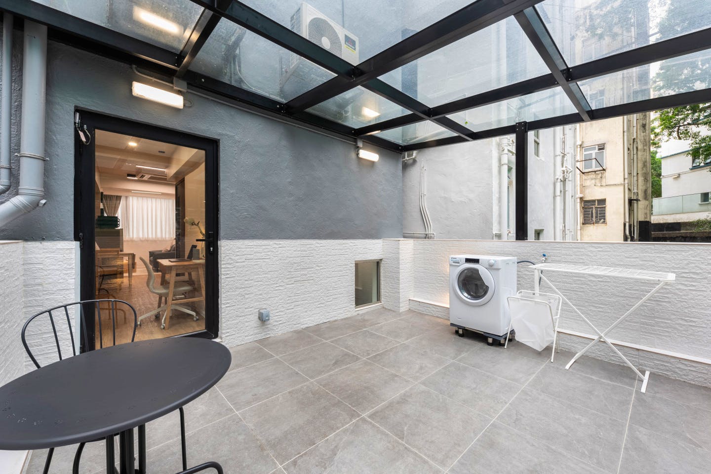 Extra Large Studio Apartment With Private Balcony  -  Mid-Century Modern Coliving Oasis in Historic Tai Ping Shan Apartment  - Gallery -  9