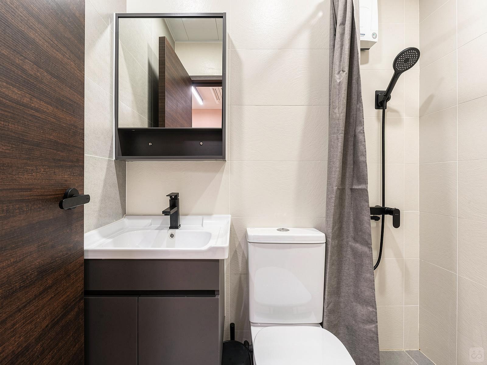  Extra Large Studio Apartment With Private Balcony  -  Mid-Century Modern Coliving Oasis in Historic Tai Ping Shan Apartment  - Gallery -  53