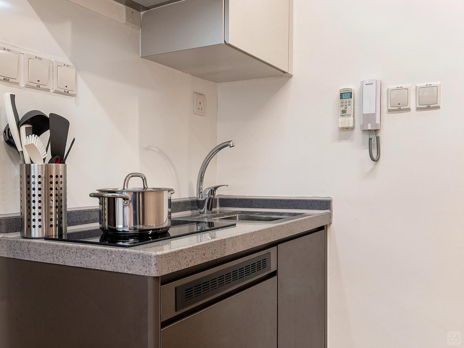  Extra Large Studio Apartment With Private Balcony  -  Mid-Century Modern Coliving Oasis in Historic Tai Ping Shan Apartment  - Gallery -  50