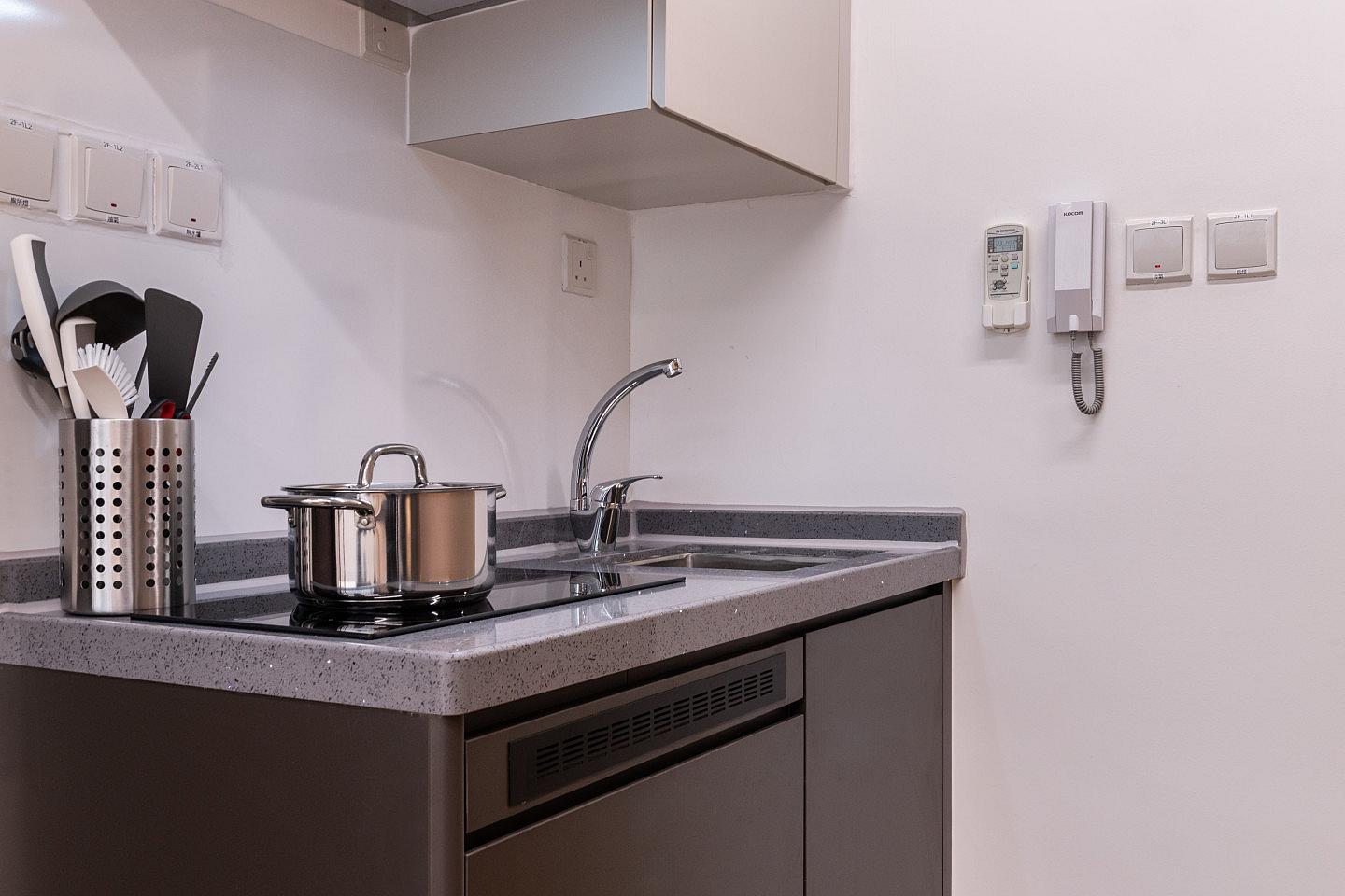  Extra Large Studio Apartment With Private Balcony  -  Mid-Century Modern Coliving Oasis in Historic Tai Ping Shan Apartment  - Gallery -  41