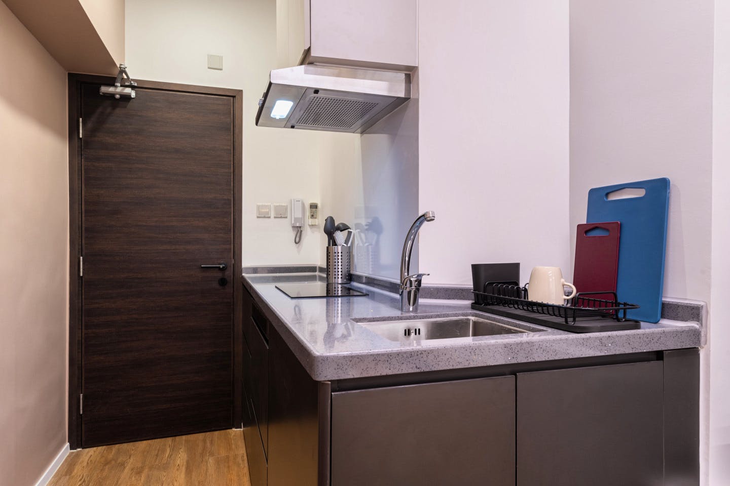  Regular Studio Apartment  -  Mid-Century Modern Coliving Oasis in Historic Tai Ping Shan Apartment  - Gallery -  12