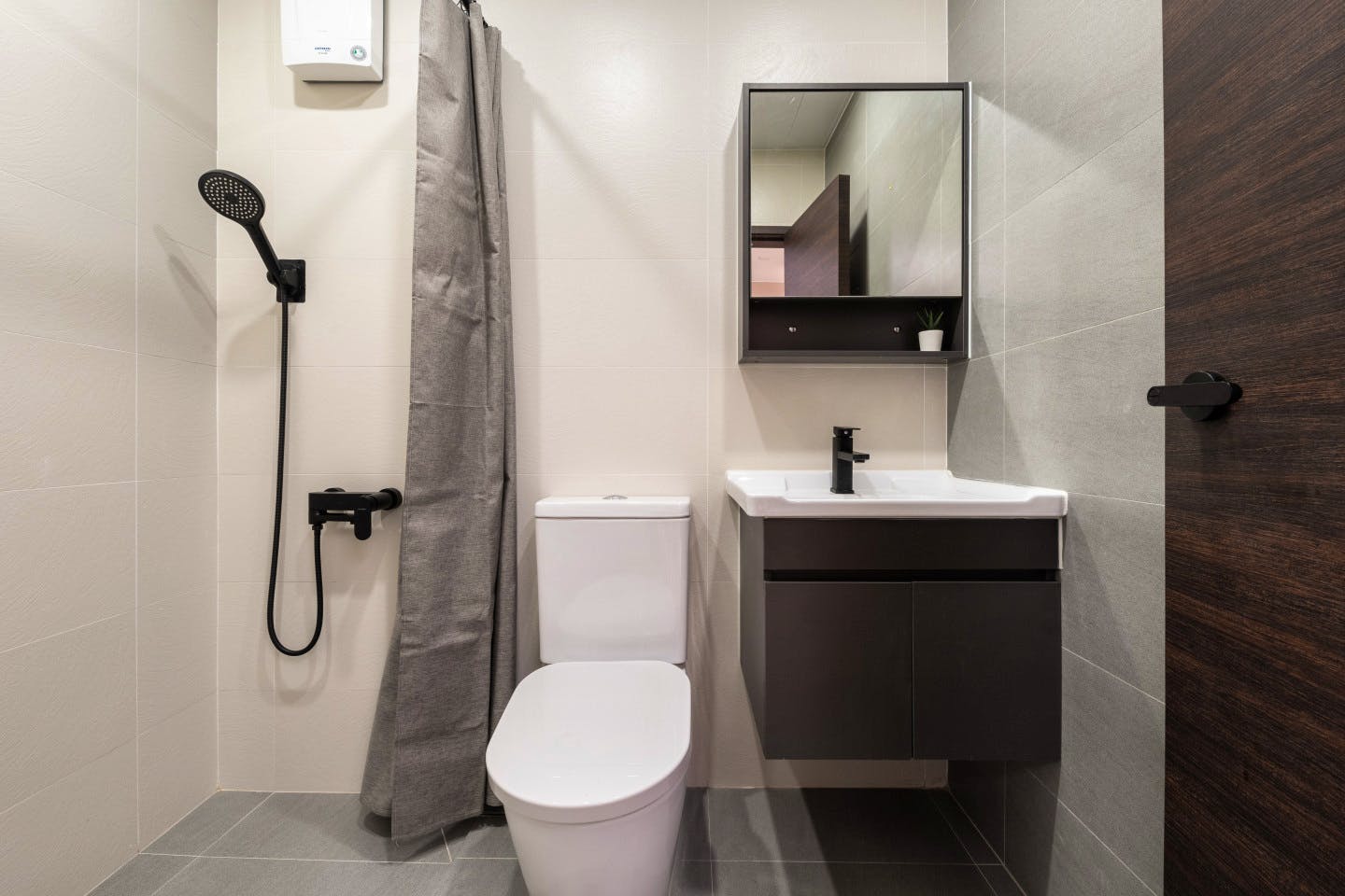 Regular Studio Apartment  -  Mid-Century Modern Coliving Oasis in Historic Tai Ping Shan Apartment  - Gallery -  7