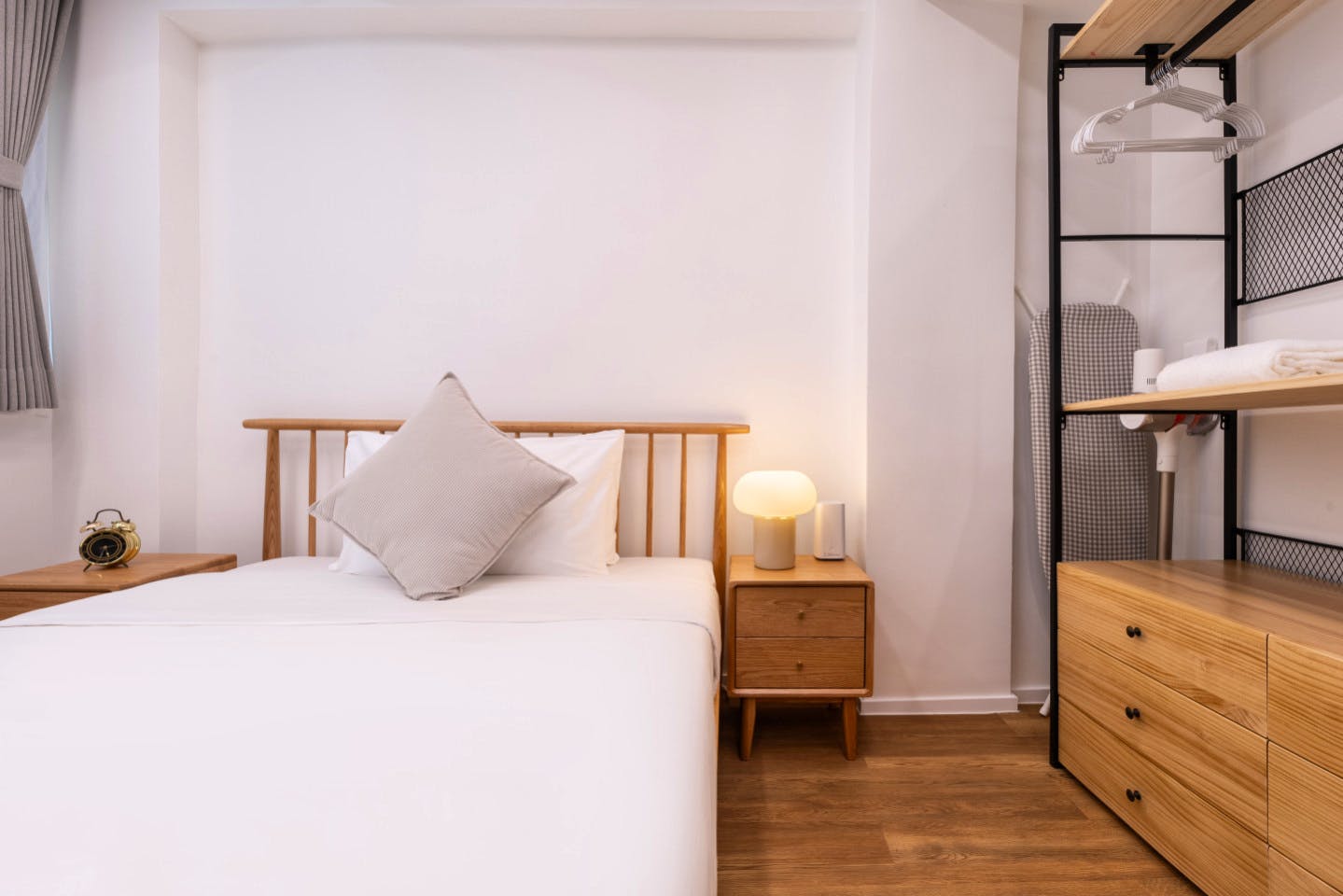  Regular Studio Apartment  -  Mid-Century Modern Coliving Oasis in Historic Tai Ping Shan Apartment  - Gallery -  3