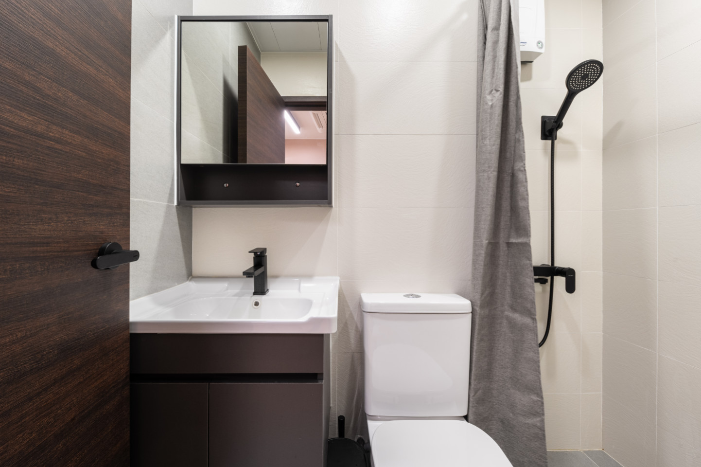  Regular Studio Apartment  -  Mid-Century Modern Coliving Oasis in Historic Tai Ping Shan Apartment  - Gallery -  18