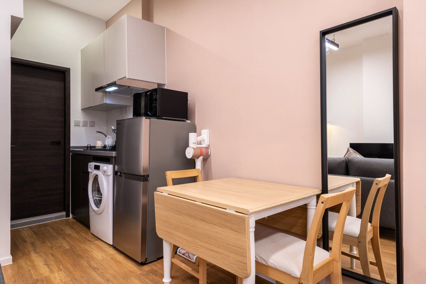  Large Studio Apartment  -  Mid-Century Modern Coliving Oasis in Historic Tai Ping Shan Apartment  - Gallery -  7