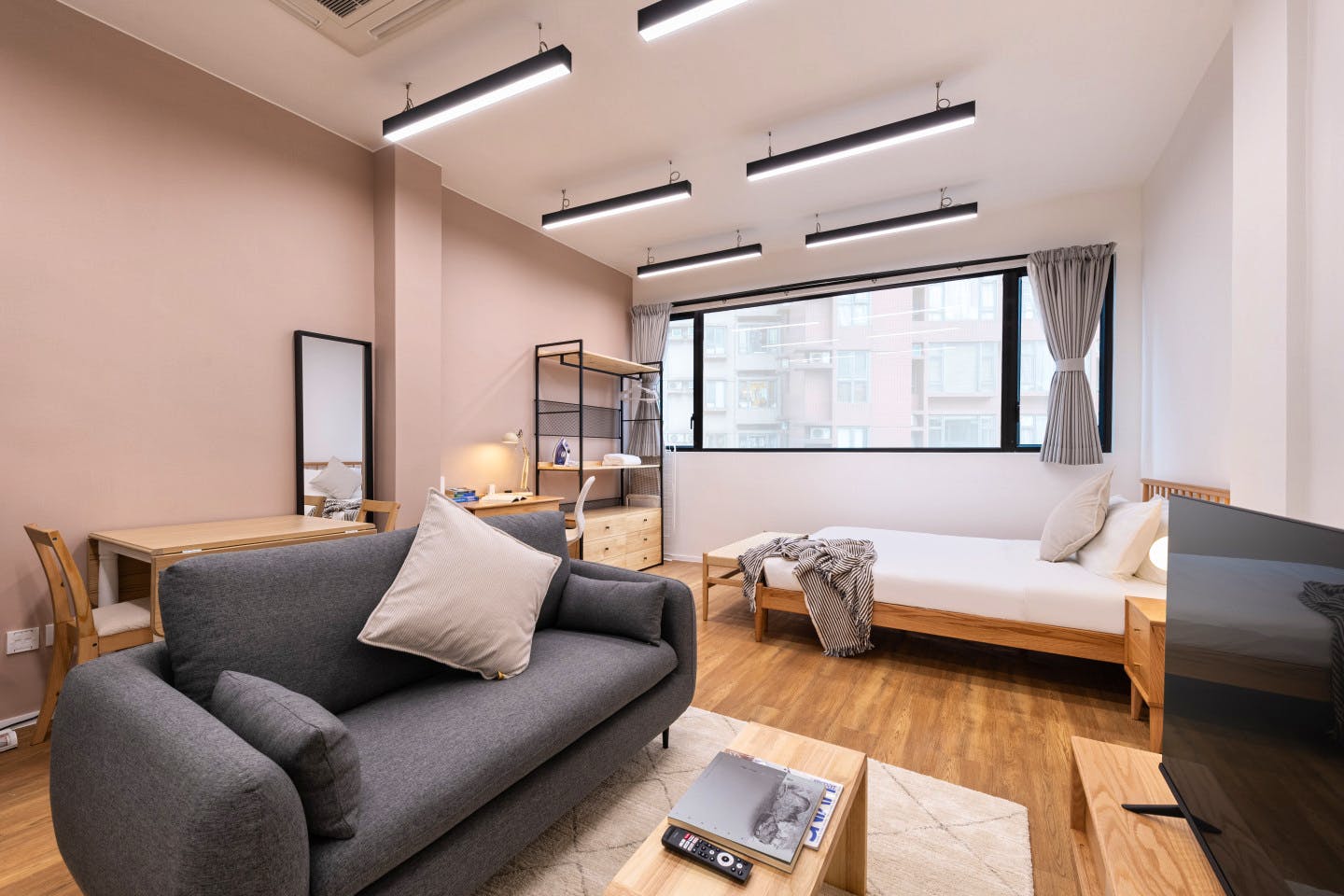  Large Studio Apartment  -  Mid-Century Modern Coliving Oasis in Historic Tai Ping Shan Apartment  - Gallery -  2