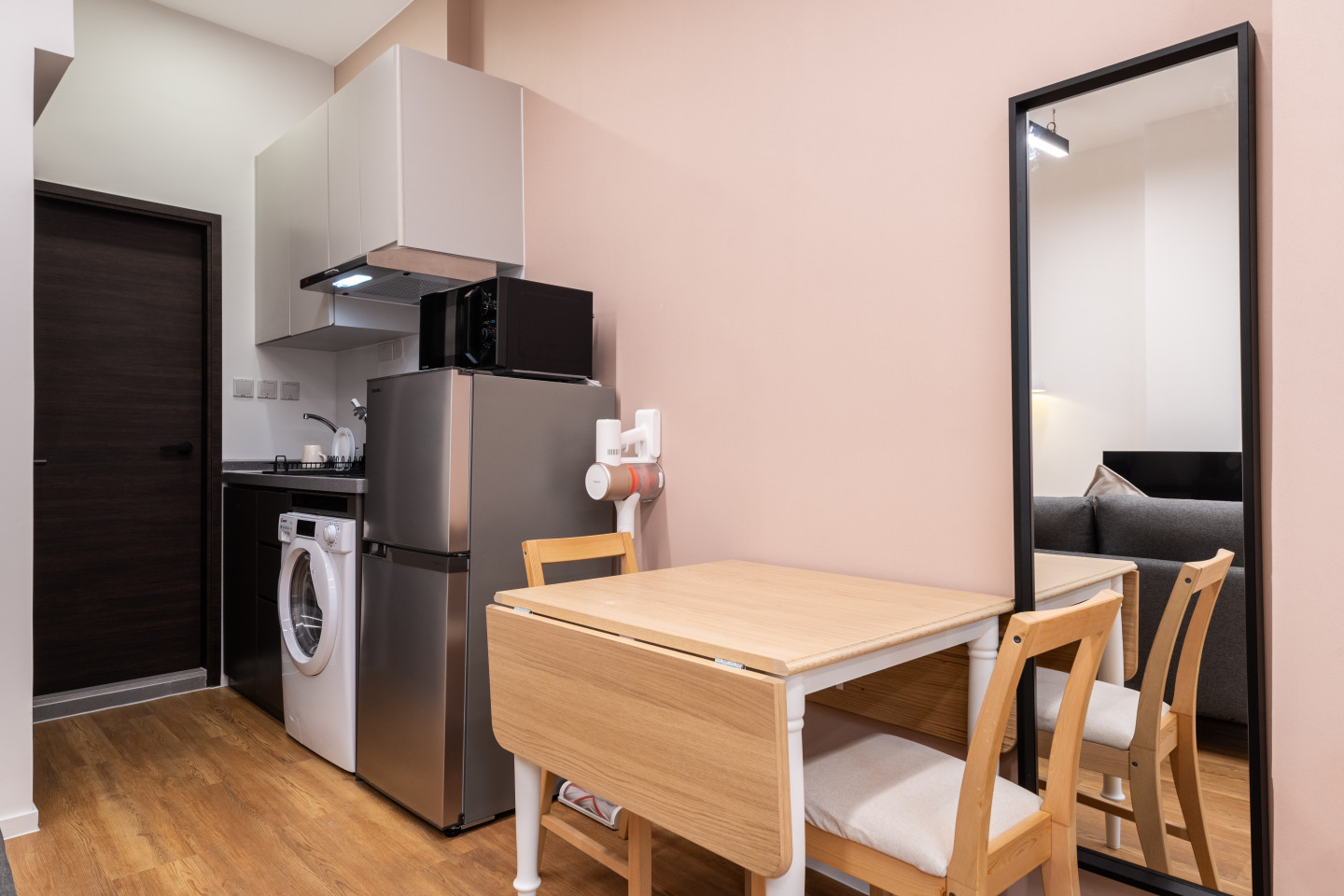  Large Studio Apartment  -  Mid-Century Modern Coliving Oasis in Historic Tai Ping Shan Apartment  - Gallery -  17