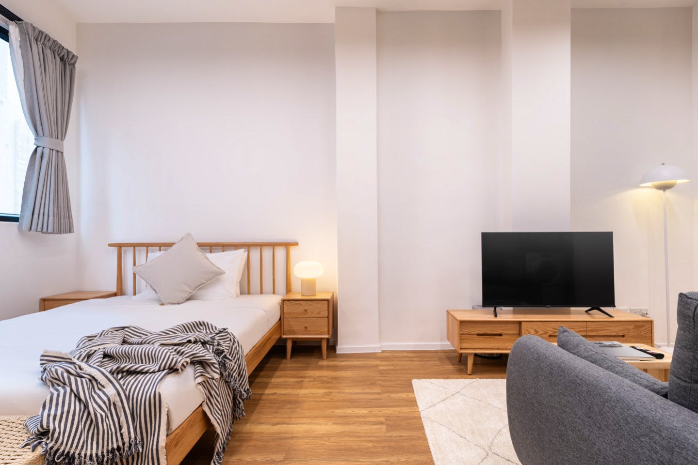  Large Studio Apartment  -  Mid-Century Modern Coliving Oasis in Historic Tai Ping Shan Apartment  - Gallery -  5