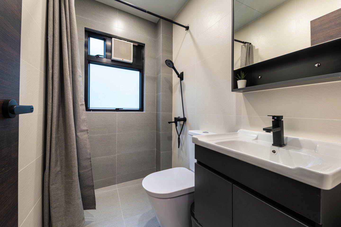  Large Studio Apartment  -  Mid-Century Modern Coliving Oasis in Historic Tai Ping Shan Apartment  - Gallery -  10