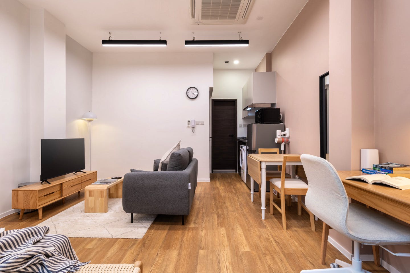  Large Studio Apartment  -  Mid-Century Modern Coliving Oasis in Historic Tai Ping Shan Apartment  - Gallery -  6