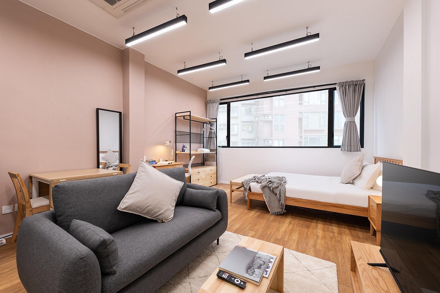  Large Studio Apartment  -  Mid-Century Modern Coliving Oasis in Historic Tai Ping Shan Apartment  - Gallery -  22
